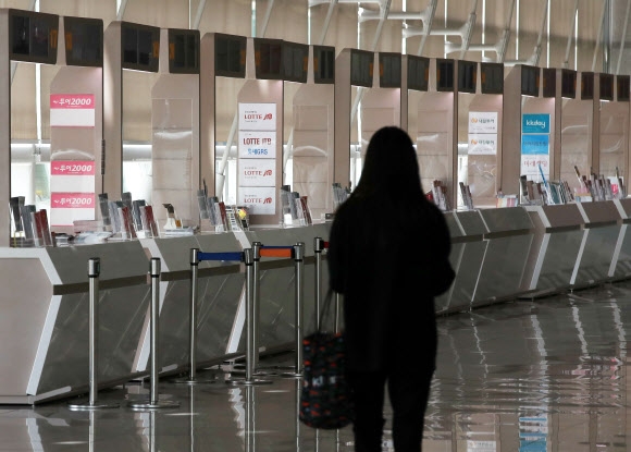 텅 빈 인천공항 여행사 창구… 다시 북적이는 날 올까요