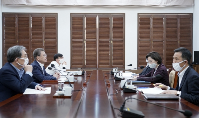 문재인 대통령이 23일 오후 청와대 여민관에서 유은혜 사회부총리 겸 교육부 장관의 개학일정 연기 등에 대한 특별보고를 받고 있다. 2020.3.23 청와대 제공