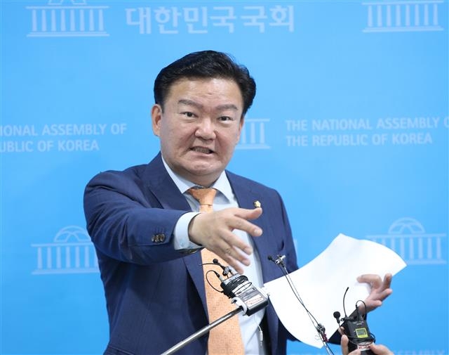 부정선거 음모론 이어가는 민경욱