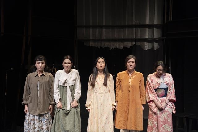 연극 ‘공주(孔主)들 2020’은 일본군 위안부 문제부터 현시대의 ‘n번방 사건’에 이르기까지 우리 사회에서 끊이지 않는 성착취의 고리를 조명하며, 피해자가 아닌 가해자를 주목한다. 2018년 초연 이후 작품성을 인정받으며 지난해 서울연극제에서 우수상을 수상했다. 극단 신세계 제공