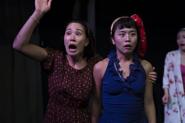 연극 ‘공주(孔主)들 2020’은 일본군 위안부 문제부터 현시대의 ‘n번방 사건’에 이르기까지 우리 사회에서 끊이지 않는 성착취의 고리를 조명하며, 피해자가 아닌 가해자를 주목한다. 2018년 초연 이후 작품성을 인정받으며 지난해 서울연극제에서 우수상을 수상했다. 극단 신세계 제공