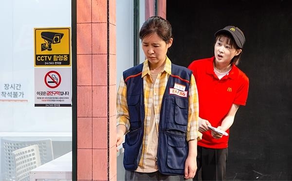 ‘파인텍 고공 농성’을 모티브로 만든 연극 ‘이게 마지막이야’는 보호받지 못하는 노동자의 모습을 사실적으로 그렸다. 연우무대 제공