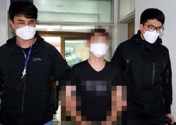 지난달 28일 목포에서 태안 밀입국자 운송책이 태안경찰서로 압송되고 있다. 태안해양경찰서는 지난 달 31일까지 밀입국자 3명, 운송책 2명 이외에도 불법체류자 2명을 추가 검거 했다. 2020.6.1 태안해양경찰서 제공