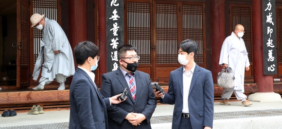 2일 오후 서울 광진구 영화사에서 열린 경기 광주 나눔의 집 이사회를 마친 후 양태정 변호사가 브리핑하는 동안 상임이사인 성우스님(오른쪽)을 비롯한 이사진이 퇴장하고 있다. 2020.6.2 연합뉴스