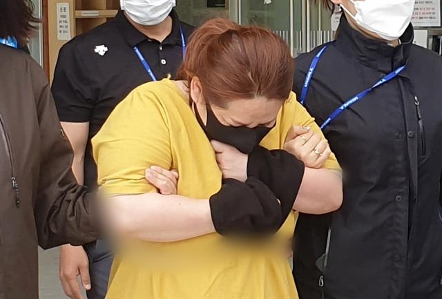 9세 아이가 거짓말을 했다는 이유로 7시간이 넘게 여행용 가방에 가둬 심정지 상태에 이르게 한 40대 학대 여성이 3일 오후 영장실질심사를 받기 위해 대전지방법원 천안지원으로 향하고 있다. 3일 충남경찰청 등에 따르면 지난 1일 오후 7시 25분께 천안 서북구 한 아파트에서 의식을 잃은 채 발견된 A군은 7시간 넘게 여행용 가방에 갇혀있었던 것으로 조사됐다. 2020.6.3 뉴스1