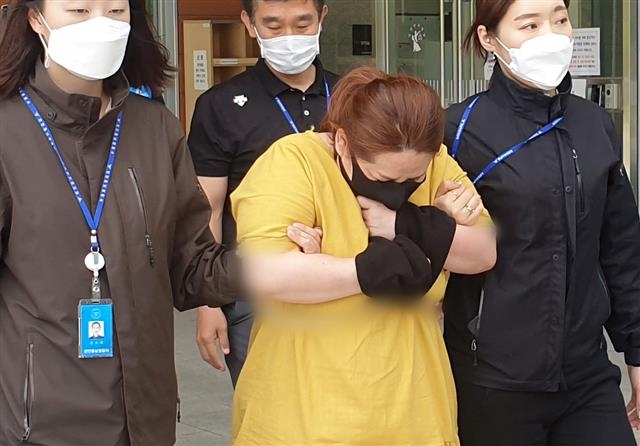 동거남의 9세 아들이 거짓말을 했다는 이유로 7시간이 넘게 여행용 가방에 가둬 심정지 상태에 이르게 한 40대 여성이 3일 오후 영장실질심사를 받기 위해 대전지방법원 천안지원으로 향하고 있다. 2020.6.3 뉴스1