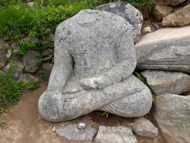 경주 남산 약수곡에 있는 통일신라시대 석조여래좌상. 문화재청 제공