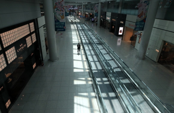 인천국제공항 1터미널 면세구역이 한산한 모습을 보이고 있다. 연합뉴스 DB