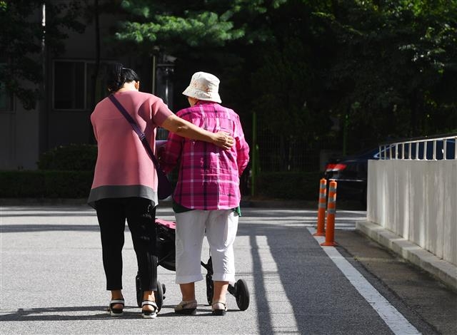 몸이 불편한 노인을 부축하고 있는 여성 요양보호사의 뒷모습은 초고령 사회에 진입한 이 시대의 단면이다. 시노다 세츠코의 ‘장녀들’은 가정 안에서 돌봄노동을 떠안고 그 굴레를 벗어나지 못하는 여성들의 삶을 통해 가족 구성원의 역할, 현대 사회의 사각지대를 꼬집는다. 서울신문 DB