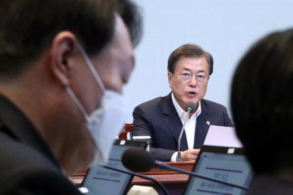 문재인 대통령이 지난 6월 22일 청와대에서 추미애 법무부 장관, 윤석열 검찰총장(왼쪽) 등이 참석한 가운데 열린 제6차 공정사회 반부패정책협의회에서 발언하고 있다. 2020.6.22 연합뉴스