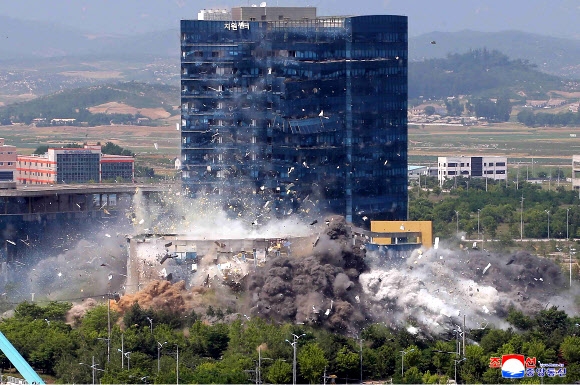지난 16일 개성공단에 세운 남북공동연락사무소 폭파하는 모습. 연합뉴스