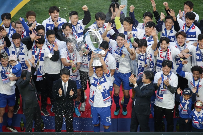 염기훈을 비롯한 수원 삼성 선수들이 지난해 FA컵 우승을 차지한 뒤 트로피를 들고 기뻐하고 있다. 대한축구협회 제공