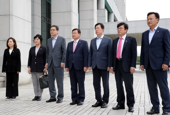 미래통합당 의원들이 30일 문재인 정권 및 여권 인사 관련 검찰 수사를 촉구하기 위해 서울 서초구 대검찰청을 항의방문 하고 있다. 왼쪽부터 전주혜, 조수진, 곽상도, 정점식, 이만희, 박형수, 유상범 의원. 연합뉴스