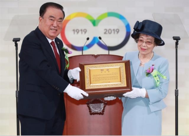 지난해 4월 10일 서울 여의도 국회 로텐더홀에서 열린 대한민국 임시의정원 개원 100주년 기념식에서 문희상 당시 국회의장이 임시의정원 관인을 기증한 홍진 선생의 손자며느리 홍창휴씨에게 감사패를 전달하고 있다. 국회 제공