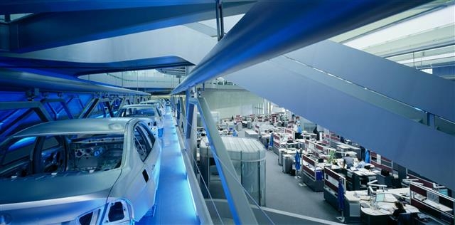 자하 하디드의 독일 라이프치히 BMW 센트럴 빌딩은 사무실과 공장의 공간 구획을 없애 자연스러운 어울림을 유도하고 근무환경의 차이에 따른 사회적·공간적 차별을 해소하고자 했다. ⓒ자하 하디드