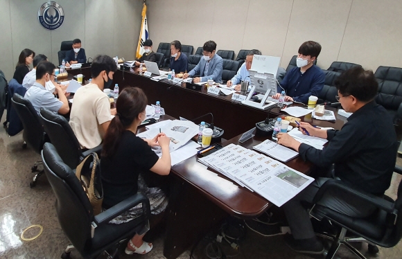 28일 오전 서울 광화문 서울신문 본사 9층 회의실에서 제129차 서울신문 독자권익위원회가 열린 가운데 독자권익위원 7명과 서울신문 관계자들이 7월 한 달 동안의 서울신문 보도에 대해 의견을 나누고 있다. 이종원 선임기자 jongwon@seoul.co.kr