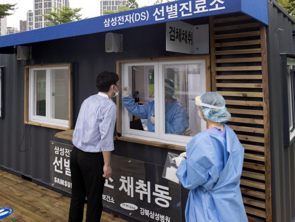 삼성전자가 지난 3일 국내 민간기업 가운데 처음으로 자체 사업장인 경기 화성사업장에 코로나19 검사소를 설치한 가운데 한 직원이 검사를 받고 있다. 삼성전자 제공