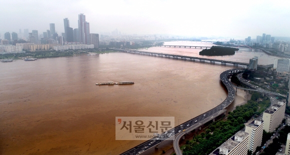 서울지역에 비가 내린 4일 서울 원효대교 인근 한강물이 흙탕물로 변해있다. 2020.8.4. 박지환 기자 popocar@seoul.co.kr