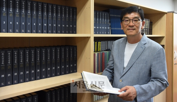 김광운 경남대 극동문제연구소 초빙석좌교수가 지난 3일 서울 종로구 삼청동 북한대학원대 사무실에서 진행한 서울신문 인터뷰에서 자신이 정리한 ‘북조선 실록’을 펼쳐 들고 있다. 오장환 기자 5zzang@seoul.co.kr