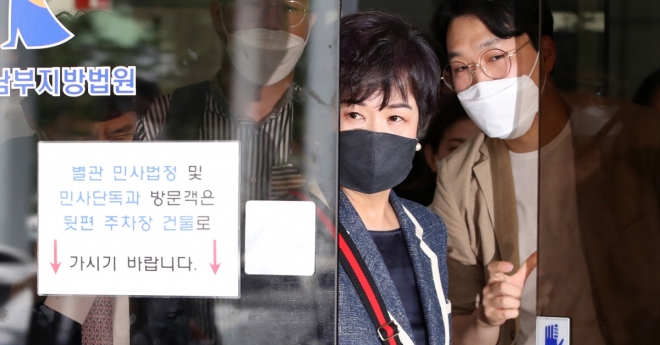 손혜원(오른쪽 두 번째) 전 국회의원이 12일 서울 양천구 서울남부지법 출입문을 나서고 있다. 손 전 의원은 부패방지법 및 부동산실명법 위반 혐의라 유죄로 인정돼 이날 징역 1년 6개월을 선고받았지만 재판부는 방어권 보장을 위해 법정 구속을 하지 않겠다고 결정했다. 연합뉴스