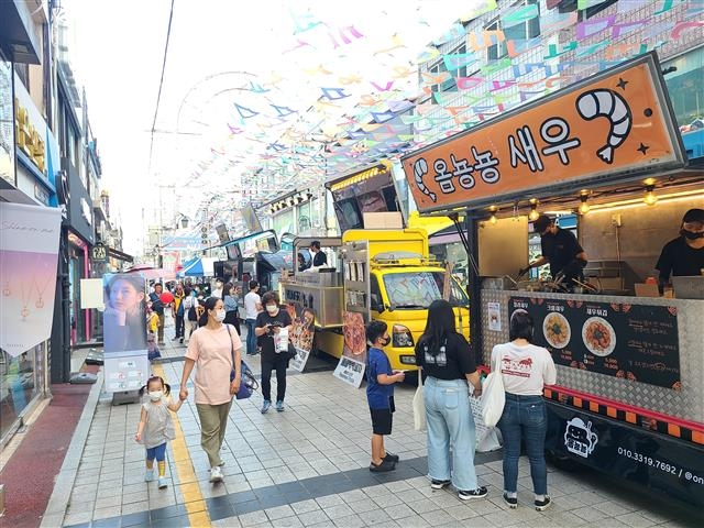 지난 6월 경기 여주시 창동 여주한글시장에서 푸드트럭들이 영업 중이다. 코로나19 사태로 지역 축제를 비롯한 행사들이 취소된 가운데 이 시장 푸드트럭 영업장도 2주간 운영되다가 문을 닫았다. 베스트푸드트럭협동조합 제공