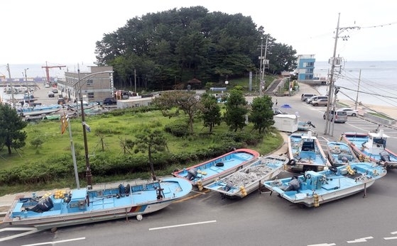 제9호 태풍 ‘마이삭’이 북상 중인 31일 부산 해운대구 송정항에 있는 어선이 도로 위로 옮겨져 있다/연합