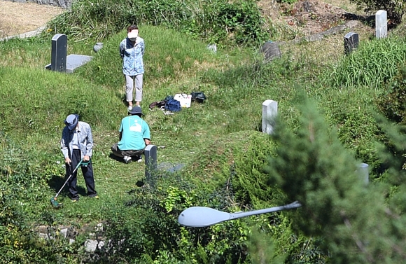 코로나 19 재확산으로 사회적 거리두기 2.5단계가 유지되고 있는 13일 인천가족공원에서 시민들이 추석 한가위를 앞두고 벌초를 하고 있다. 인천가족공원은 코로나 19로 인해 성묘객들의 안전과 코로나 19 차단을 위해 이달 30일부터 다음달 4일까지 화장장을 제외한 모든 시설을 임시 폐쇄한다고 밝혔다. 2020.9.13 오장환 기자 5zzang@seoul.co.kr