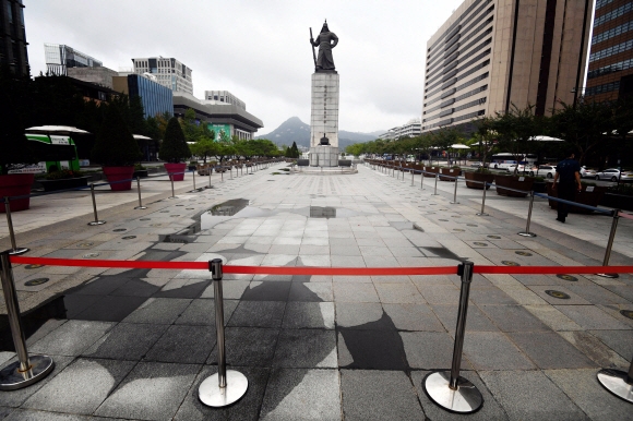 이순신 장군이 내려다보는 광화문의 바닥분수는 도심 한복판에 위치하고 있다. 신나게 물놀이를 즐기는 아이들을 바라보면 길을 지나는 사람의 마음까지 흐뭇해지곤 했다. 현재는 운영이 중단돼 접근을 차단했다.