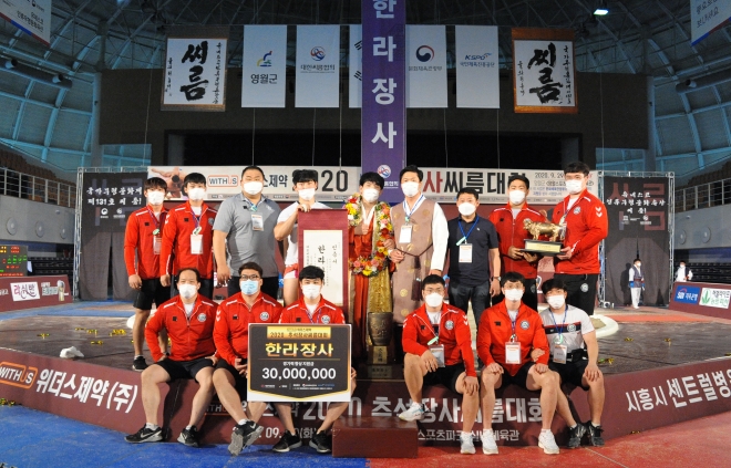군 입대를 9일 앞두고 3일 열린 추석장사씨름대회 한라장사 결정전에서 우승한 최성환(윗줄 가운데)이 시상식 직후 김기태 감독을 비롯한 영암군 민속씨름단 동료들과 기념 사진을 찍고 있다. 대한씨름협회 제공