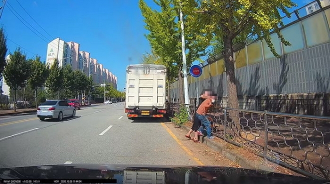 경기 평택의 한 도로에서 무쏘 SUV 차량을 몰던 30대 남성이 진로를 방해했다는 이유로 60대 운전자를 마구 폭행한 혐의로 구속됐다. 2020.10.13 유튜브 캡처
