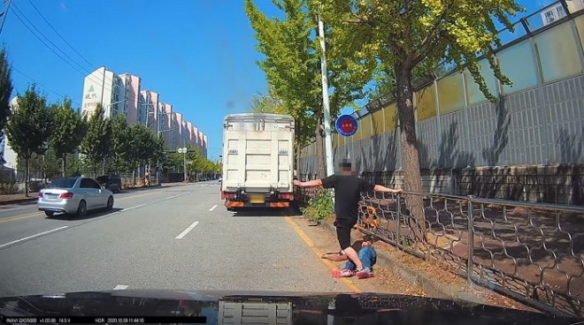 경기 평택의 한 도로에서 무쏘 SUV 차량을 몰던 30대 남성이 진로를 방해했다는 이유로 60대 운전자를 마구 폭행한 혐의로 구속됐다. 2020.10.13 유튜브 캡처