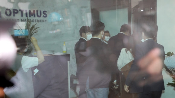 미래통합당(현 국민의힘) ‘사모펀드비리 방지 및 피해구제 특별위원회’ 유의동 위원장 등이 15일 강남구 옵티머스자산운용 사무실을 현장방문하고 있다. 2020.7.15 연합뉴스
