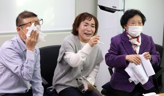 44년 전 실종돼 미국으로 입양간 윤상애씨와 어머니 이응순, 언니 윤상희, 오빠 윤상명(오른쪽부터)씨가 15일 서울 동대문구 실종가족지원센터에서 비대면 화상통화 상봉을 하고 있다.[사진 공동취재단]