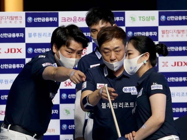 강민구(왼쪽)이 지난달 PBA 팀리그 2라운드에서 동료들과 작전을 교환하고 있다. [PBA 제공]