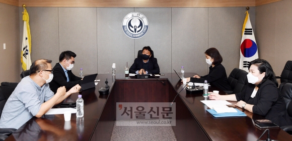 윤진철(왼쪽부터) 전국장애인부모연대 사무처장, 정봉근 서울대 기계공학부 교수, 안동환 서울신문 탐사기획부장, 지석연 감각통합상담연구소장, 홍수희 광진 장애인가족지원센터장이 지난 8일 서울 중구 프레스센터에서 열린 전문가 좌담회에서 발달장애인 관련 정책과 대안에 대해 이야기를 나누고 있다. 박윤슬 기자 seul@seoul.co.kr