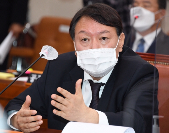 윤석열 검찰총장이 22일 국회에서 열린 법제사법위원회 대검찰청 국정감사에서 질의에 답변하고 있다. 2020. 10. 22 김명국 선임기자 daunso@seoul.co.kr