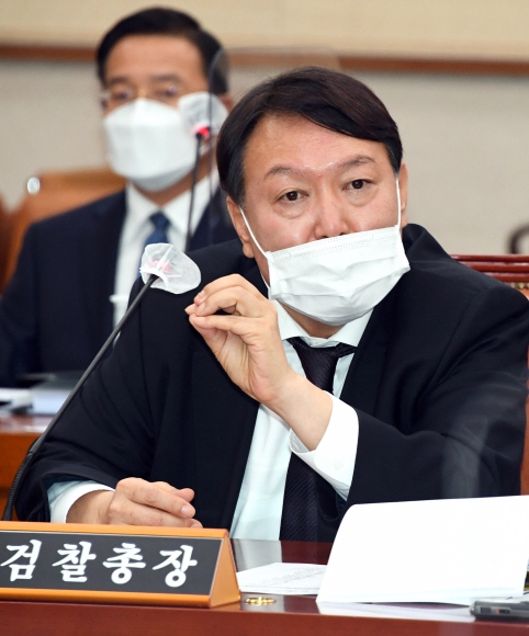 윤석열 검찰총장이 22일 국회에서 열린 법제사법위원회 대검찰청 국정감사에서 질의에 답변하고 있다. 2020. 10. 22 김명국 선임기자 daunso@seoul.co.kr