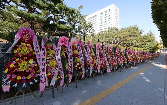 25일 서울 서초구 대검찰청 입구에 윤석열 검찰총장을 응원하는 화환들이 줄지어 놓여 있다. 화환에는 ‘윤석열 총장님 파이팅’ 등의 문구가 붙었다. 연합뉴스