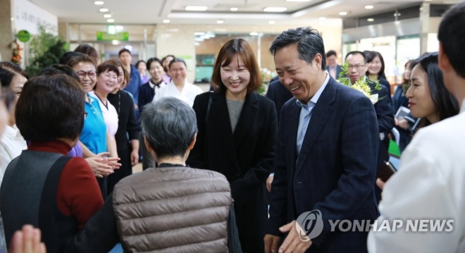 65세 이상의 노령 인구가 폭발적으로 늘어나면서 중국 사회에 ‘노령화의 시한폭탄’이 째깍거리고 있다. 사진은 수원시를 방문해 수원시립노연전문요양원에서 시민들과 인사를 나누는 중국 민정부 대표단. 수원시 제공