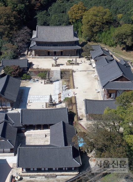 8세기 창건시기 가람 배치를 추정할 수 있는 구도. 앞쪽 승방에 대문이 있었고, 뒤편 석탑 위치에 금당이, 각황전 자리에 장육전이 있었다. 동서축을 따라 대문, 석탑, 금당, 석등, 장육전이 놓이는 1탑1금당 형식의 고대 가람이었을 것이다. 구례 박지환 기자 popocar@seoul.co.kr
