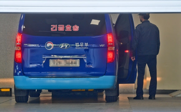 2일 경기도 수원시 영통구 수원지방법원에서 열리는 이춘재 연쇄살인 8차 사건 재심 9차 공판에 증인으로 채택된 이춘재가 탑승한 것으로 추정되는 호송차가 도착하고 있다. 2020.11.2 연합뉴스