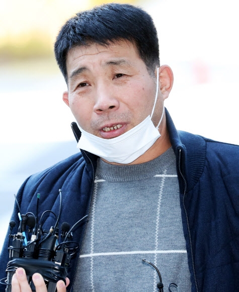2일 오후 경기도 수원시 영통구 수원지방법원에서 열리는 이춘재 연쇄살인 8차 사건 재심 9차 공판에 재심 청구인 윤성여씨가 출석하며 취재진 질문에 답하고 있다. 2020.11.2 연합뉴스