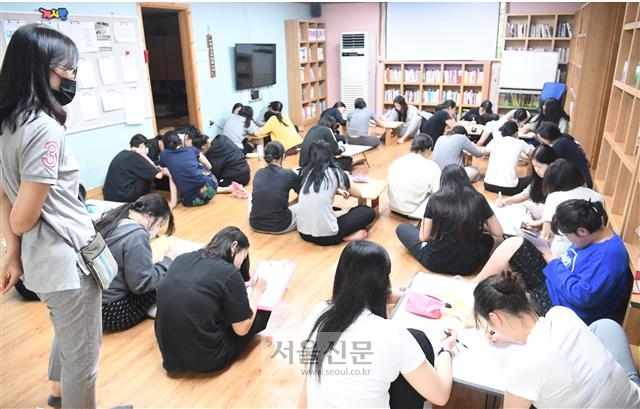 정글 같은 10대의 세계에서도 성별 격차는 있다. 소년이 주범이라면 소녀는 일종의 미끼였다. 사진은 6호 보호처분을 받은 여성 청소년이 지내는 경기 양주 나사로 청소년의 집. 김명국 선임기자 daunso@seoul.co.kr