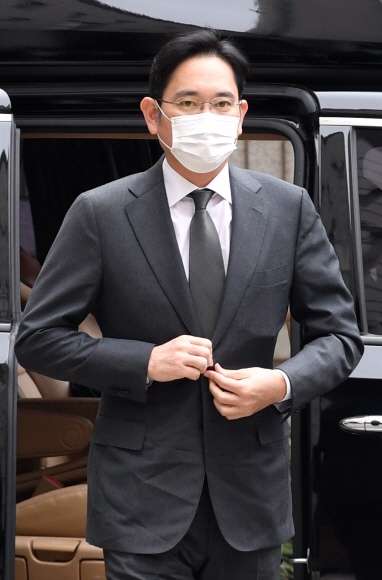 이재용 삼성전자 부회장이 9일 서울 서초구 서울중앙지법에서 열린 ‘국정농단‘ 사건 파기환송심 재판에 출석하고 있다. 2020.11.9 박지환기자 popocar@seoul.co.kr