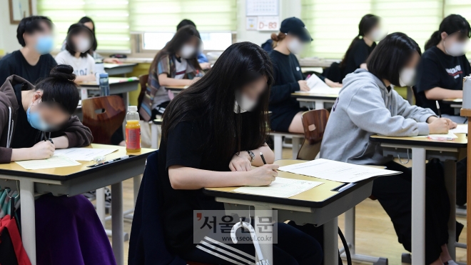 2021학년도 대학수학능력시험을 앞둔 고3 학생들이 16일 오전 서울 영등포구 여의도여자고등학교에서 9월 모의평가를 준비하고 있다. 이번 9월 모의평가는 수능 출제기관인 평가원이 본 수능 이전에 실시하는 마지막 모의고사다. 2020. 9. 16 박윤슬 기자
