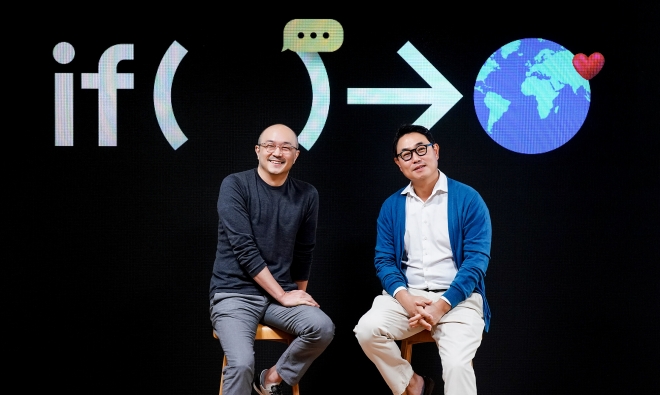 조수용(왼쪽), 여민수 카카오 공동대표가 18일 ‘카카오가 준비하는 더 나은 내일’이라는 주제로 온라인 기자간담회를 진행하는 도중 이날 공개한 신규 서비스인 ‘카톡 지갑’, ‘콘텐츠 구독 플랫폼’, ‘상품 구독’ 등에 대한 취재진의 질문을 받고 있다. 카카오 제공