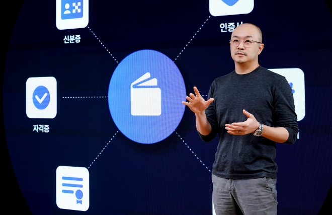 조수용 카카오 공동대표가 18일 ‘카카오가 준비하는 더 나은 내일’이라는 주제로 열린 온라인 기자간담회를 통해 ‘카톡 지갑’, ‘콘텐츠 구독 플랫폼’, ‘상품 구독’ 등 신규 서비스에 대해 소개하고 있다. 카카오 제공