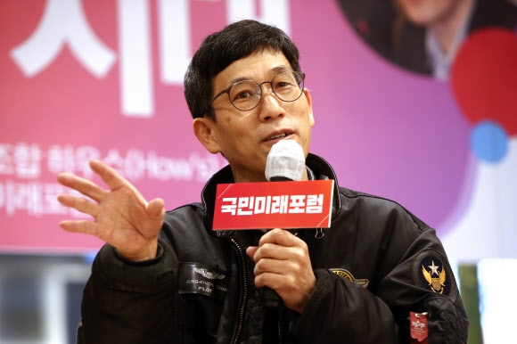 진중권 전 동양대 교수가 20일 서울 여의도 정치문화 플랫폼 카페 ‘하우스’에서 국민의힘 황보승희, 국민의당 권은희 의원 공동 주최로 열린 국민미래포럼 세미나에서 ‘탈진실의 시대’를 주제로 특강하고 있다. 2020.11.20 연합뉴스