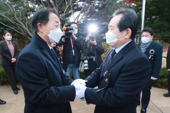 정세균 국무총리(오른쪽)와 김현철 김영삼민주센터 상임이사가 20일 오후 서울 동작구 국립서울현충원에서 열린 김영삼 대통령 서거 5주기 추모식을 앞두고 악수를 하고 있다. 국회사진기자단