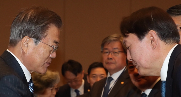 지금과 달랐던 1년전… 인사권자 文대통령의 침묵